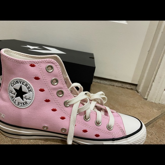 Limited edition pink Valentine’s Day converse with red embroidered hearts - Picture 3 of 5